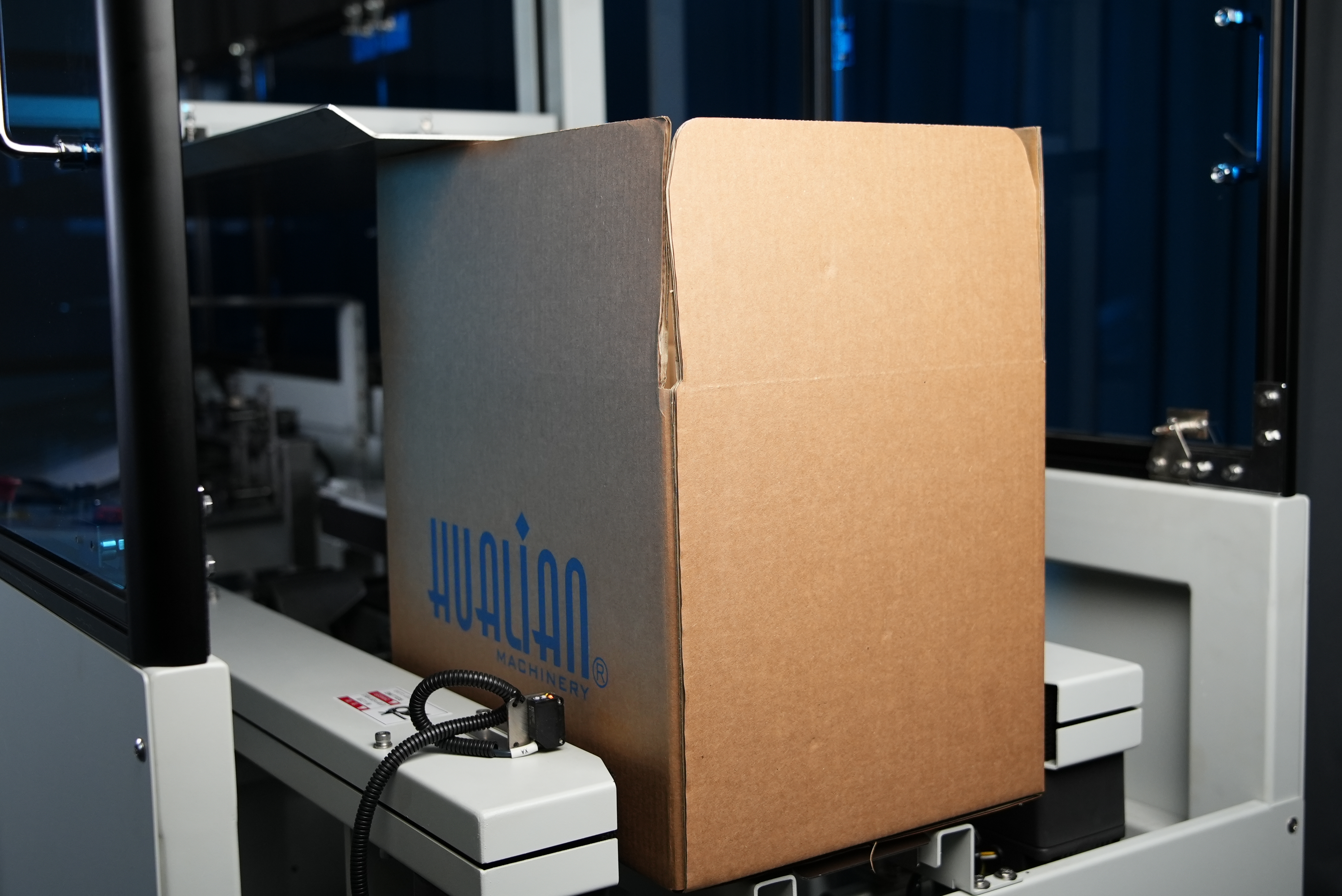 Macchina automatica per la formazione di scatole di cartone Hulian con sigillatura inferiore in carta Kraft attivata dall'acqua HCE-544W-L 